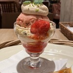 アフタヌーンティー・ティールーム - アールグレイホイップ、ベリーのアイス、ストロベリーコンフィチュール、エルダーフラワーとりんご風味のゼリー、紅茶クランブルのさらに細かいの