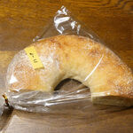 コム・シノワ - ラ クロンヌ ドゥ ビュゼイ　（ドーナツ型のフランスパン）