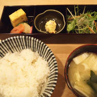 飯家くーた 銀座七丁目店 - ランチにはメインの他にご飯、おみそ汁、小鉢が付きます。豆腐とわかめのおみそ汁も、形ばかりではなく具がたっぷりでおいしいおみそ汁でした。