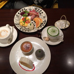 キハチ カフェ - 奥はモーニングプレートとカフェラテ。手前はケーキプレートと抹茶ラテでございますꉂ(˃̤▿˂̤*ૢ)'`