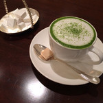 キハチ カフェ - 抹茶ラテ。角砂糖は1つずつ包んであります。