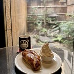 谷町六丁目 道勝cafe - 紅玉りんごのアップルパイ(990円)
ミルクソフトクリーム付き
神山 深煎り豆(620円)