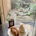 谷町六丁目 道勝cafe - 紅玉りんごのアップルパイ(990円)
ミルクソフトクリーム付き
神山 深煎り豆(620円)