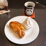 谷町六丁目 道勝cafe - 紅玉りんごのアップルパイ(990円)
ミルクソフトクリーム付き
神山 深煎り豆(620円)