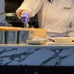 MILANO｜GRILL - キッチンカウンターでボロネーゼを作っています