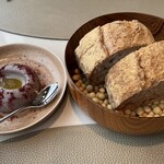 est - パンには小豆を使用したフムス！！本来はひよこ豆を使用するのがフムスですが発想がすごい