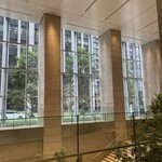 est - ビル一階の景色