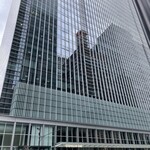 est - ビルの上の方がホテルになってます