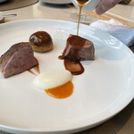 est - 切り分けていただき、目の前でソースのプレゼンテーション