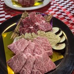 個室型焼肉　鞍牟 - 単品の盛り付けも
オーダーが入ってから肉を切って盛り付けております。
