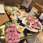 個室型焼肉　鞍牟 - カウンター個室限定のコース。
飲み放題まで付いてこの量。
一回はお試しあれ。