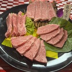 個室型焼肉　鞍牟 - 鞍牟最上級コース〜極み〜の中の一皿。
親愛上ロースの盛り合わせです。
絶対にご満足いただけます。