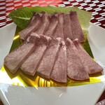 個室型焼肉　鞍牟 - やっぱり最初の一皿は
上タンか厚切り牛タンから始まる宴。