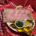 個室型焼肉　鞍牟 - 焼きすき。
特上ロースのお肉を使ってます。
自家製の割下と卵で最強にご飯に合います。
