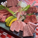 個室型焼肉　鞍牟 - おまかせ盛り。
黒毛和牛の様々な部位をあしらった渾身の一皿を。
当店ならではのお肉の種類を、赤身の御肉ももちろん入っておりますので、少しずつ沢山の種類を楽しめます。