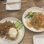 バンコック ポニー食堂 茅場町店 - 左がカイガパオ、右がパッタイ