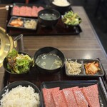 焼肉陽山道 上野本店 - 手前がA5和牛ロースランチ、奥が焼肉ランチ
