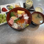 磯料理一寸一 - 料理写真:人気の海鮮丼♪セットメニューになってます。