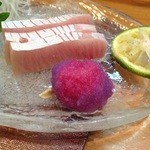 Iso Hachi - 大根おろし（能登むすめ）は、酢橘で紫からピンクに変色！