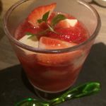ビストロピット - デザートの「いちごの濃厚スープ仕立て　レアチーズのアイス添え」(600円)