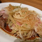 タンdeボラーチョ - 生ラムレアステーキ／たっぷりの北見産地タマネギがのっているのがらしくて良い◎