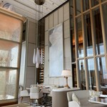 est - 天井が高く贅沢な空間です！！