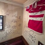 Irish Pub ブライアンブルー - ラグビー日本代表のサイン(右奥の席)