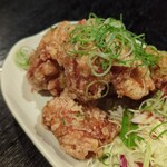 個室居酒屋厨房 はちまる - 【 油淋鶏 】カリカリジューシーなでっかい油淋鶏。生ビールと頂きましたがとても合う一品