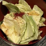 個室居酒屋厨房 はちまる - 【 塩ダレキャベツ 】シャキシャキのキャベツに塩ダレ。手が止まらなく料理と料理の合間にぴったりの一品