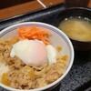 吉野家  - 朝牛セット(税込519円)
①牛丼【小盛】《白ご飯:小》、半熟玉子載せ
②お味噌汁(若布&青海苔&刻み青葱入り)