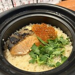 炭焼き屋 こもれ火 - 土鍋ご飯　鮭とイクラ