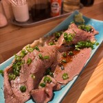 酒とごはんの羽場 - 和牛炙り　下は鮨飯でした