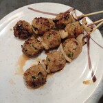 天下の焼鳥 信秀本店 - ミンチボール（タレ）→タレがサラサラです。