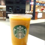 スターバックス コーヒー - ドリンク写真:マンゴーパッションティーフラペチーノ と フードコートのスターバックス