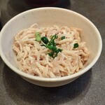 天下の焼鳥 信秀本店 - お通しの酢もつ