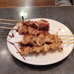 天下の焼鳥 信秀本店 - 白もつ（タレ）＆とり皮（タレ）