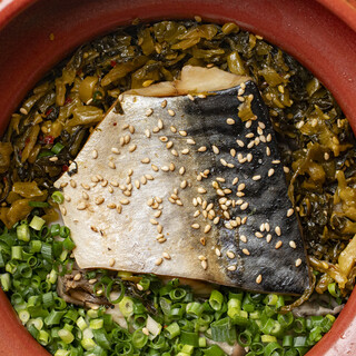 店内で炊き上げる塩さばと高菜の土鍋ご飯