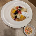 ガスト - 注文④：フルーツパンケーキならびに追加トッピングのカラースプレー