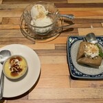 タイサバイ - 右: カノム・モーケン¥600 上:ココナッツアイス¥650