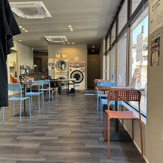 カジュアルに楽しめるテーブル席です。