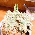 加賀 - 揚げたて熱々サックサクの"春菊天"。