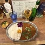 よすが舎 - 月替り ポークビンダルーご飯大盛り、ミニカレー 週替り バターチキンカレー