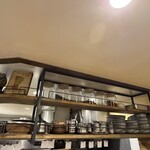 よすが舎 - いい雰囲気のカウンター上の棚