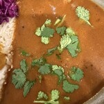 よすが舎 - 月替り ポークビンダルーの上にパクチー