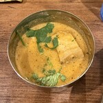 よすが舎 - ミニカレー 週替り バターチキンカレーの上にもパクチー
