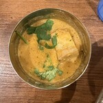よすが舎 - ミニカレー 週替り バターチキンカレーの上にもパクチー