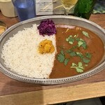 よすが舎 - 月替り ポークビンダルーの上にパクチー、大盛りご飯の上に大根のスパイスオイル漬けと紫キャベツのマリネ