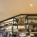 よすが舎 - いい雰囲気のカウンター上の棚