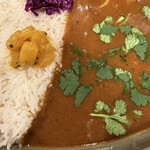 よすが舎 - 月替り ポークビンダルーの上にパクチー、大盛りご飯の上に大根のスパイスオイル漬けと紫キャベツのマリネ