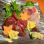 水炊き 季節料理 新宿なごみ - 下:マグロ刺身¥900？　上:【季節物】戻りカツオ刺身¥900？